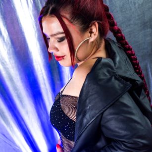 Model - ManuelaNasty messy