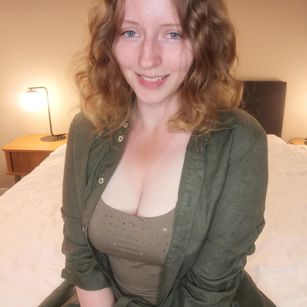 Model - Emily - British - SHAVED Innie Pussy - Curvy shaved