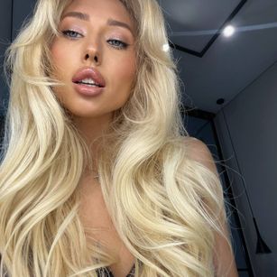 Model - Wow__Peach striptease