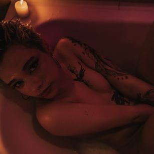 Model - Violette clerk1 cute