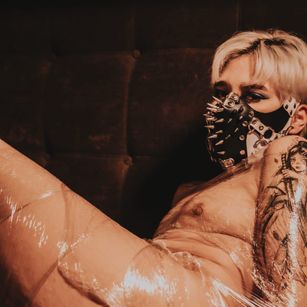 Model - Violette clerk1 dildo