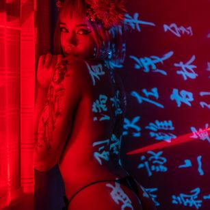 Model - Violette clerk1 feet