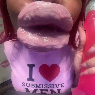 Model - RubyDollLipz Busty