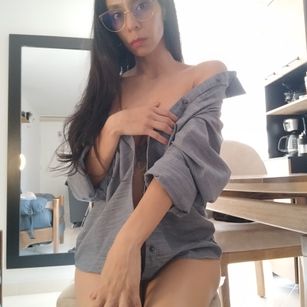 Model - Raquel Cruz footjob