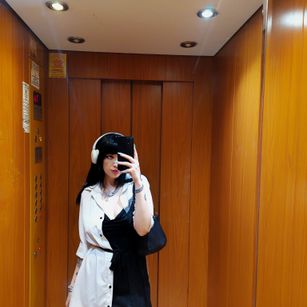 Model - BlairLevine feet