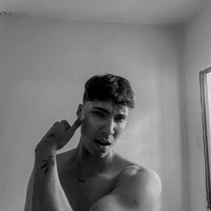 Model - Valentino Rivera consolador