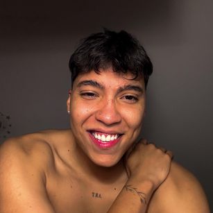 Model - Valentino Rivera consolador