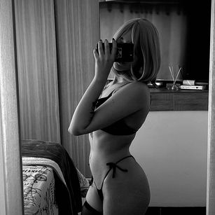 Model - Violette clerk1 blowjob