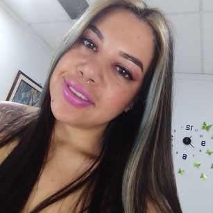 Model - dreabusty latin