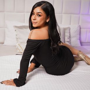 Model - RoxyWall striptease