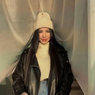 Model - Annie Laar striptease