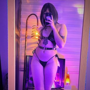 Model - Violette clerk1 feet