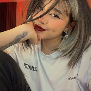 Model - Violette clerk1 cute