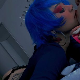 Model - Violette clerk1 blowjob