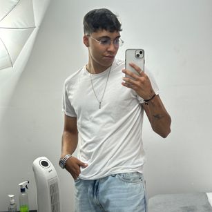 Model - Valentino Rivera consolador