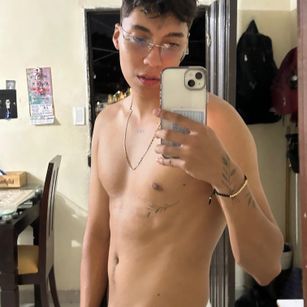 Model - Valentino Rivera consolador