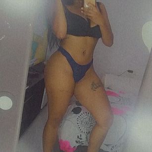 Model - alana jones tits