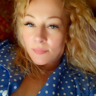 Model - YaraGolden striptease