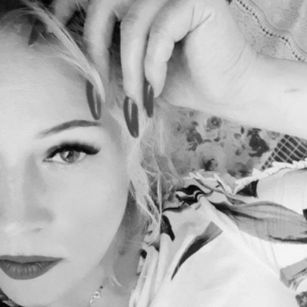 Model - YaraGolden dirtytalk