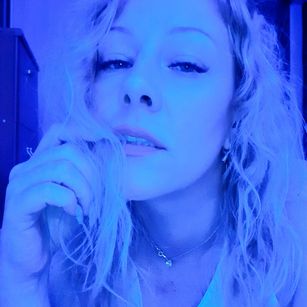 Model - YaraGolden dance