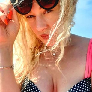 Model - YaraGolden striptease