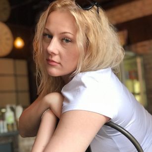 Model - YaraGolden dirtytalk