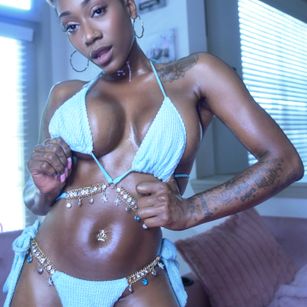 Model - Vixen Capri strapon