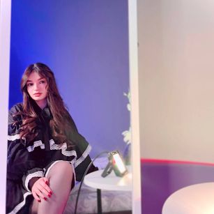 Model - Rebecca_Blanko feet