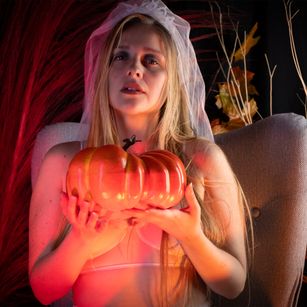 Model - Emily Sumer latina