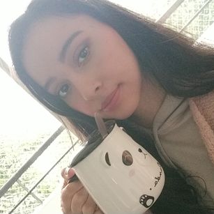 Model - Violeta Montes spit