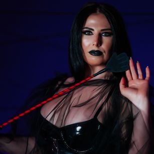 Model - IngridStorm feet