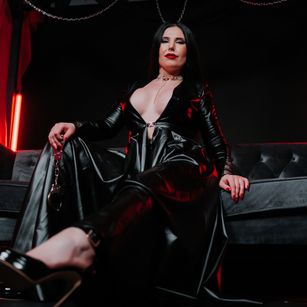 Model - IngridStorm feet