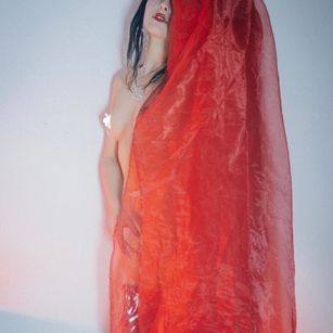 Model - Sybil Luna latex