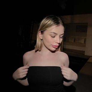 Model - Sophie strip