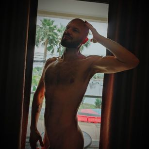 Model - AnthonyXRoyal striptease