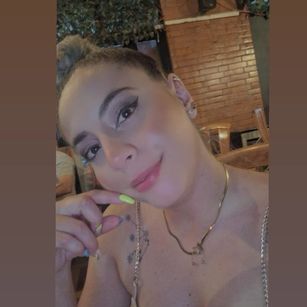 Model - Bella Roux pussy