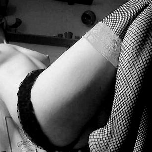 Model - Nicoletta Embassi squirting