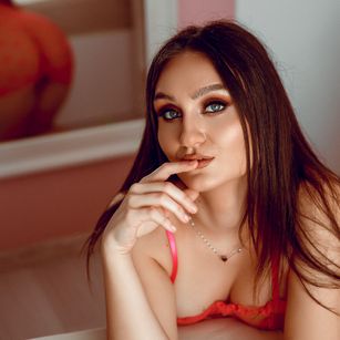 Model - AmiraDavis lips