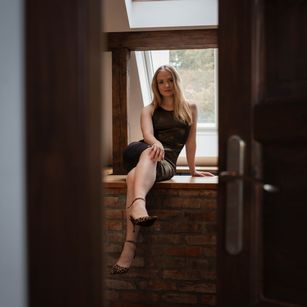 Model - Nancy footjob