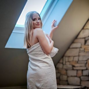 Model - Nancy footjob