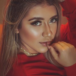 Model - Laura Duque feet