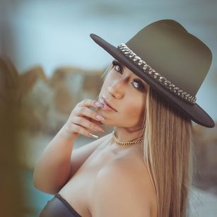 Model - Laura Duque latina