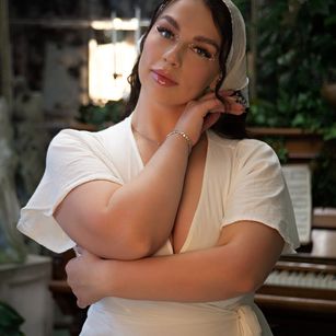 Model - Luna Night boobs