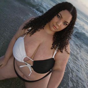 Model - VoluptuousVictoria boobs