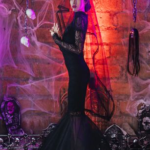 Model - Avril Lewis latina