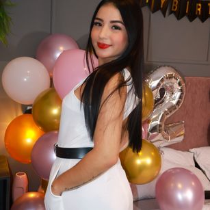 Model - Abbie Khalifa latina