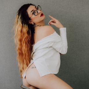 Model - AmbarSantany anal