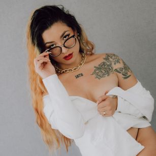 Model - AmbarSantany feet