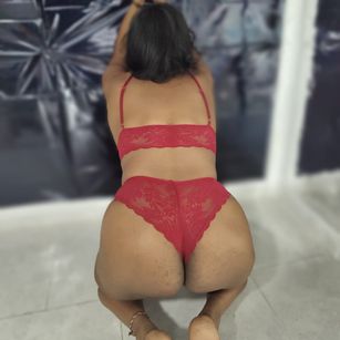 Model - kristalLawren01 feet