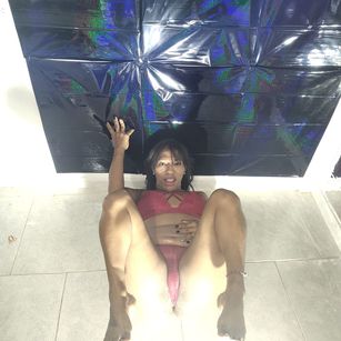 Model - kristalLawren01 feet